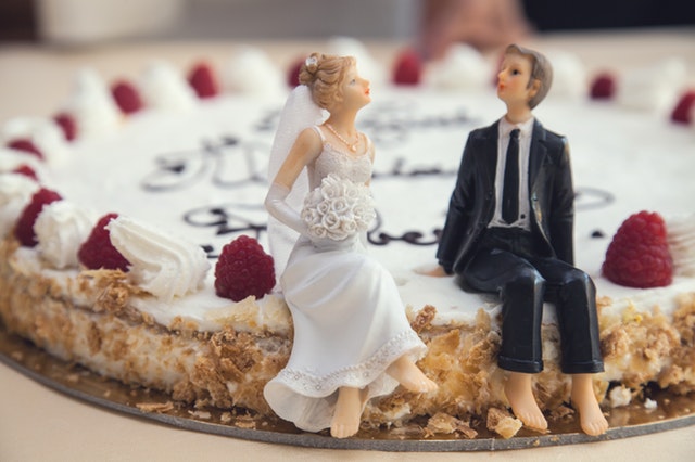 Marcipánové figúrky ženícha a nevesty na svadobnej torte.jpg